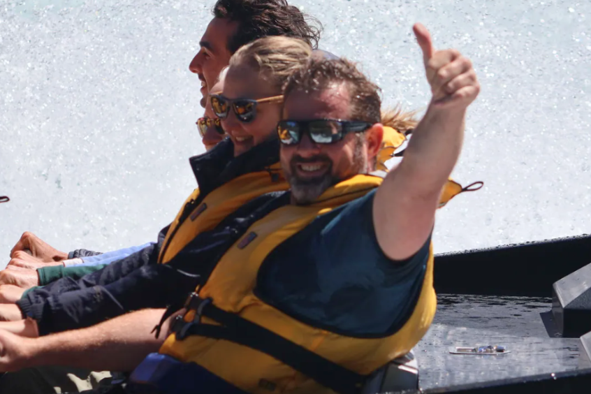Rapidsjet-jetboat-man-thumbsup846 x 564 px)