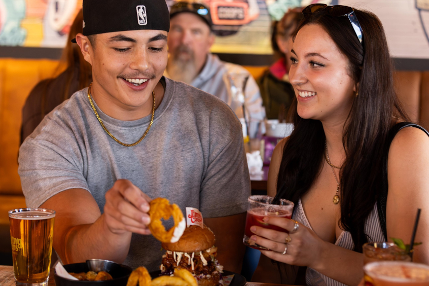 jimmy-coops-happy-couple-cocktails-beer-food-make-welcome-campaign 846x564