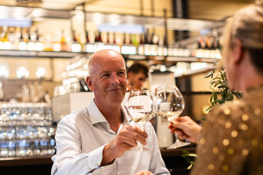 vine-restaurant-older-couple-wine-celebrating-man-cheers-celebrating-846x564
